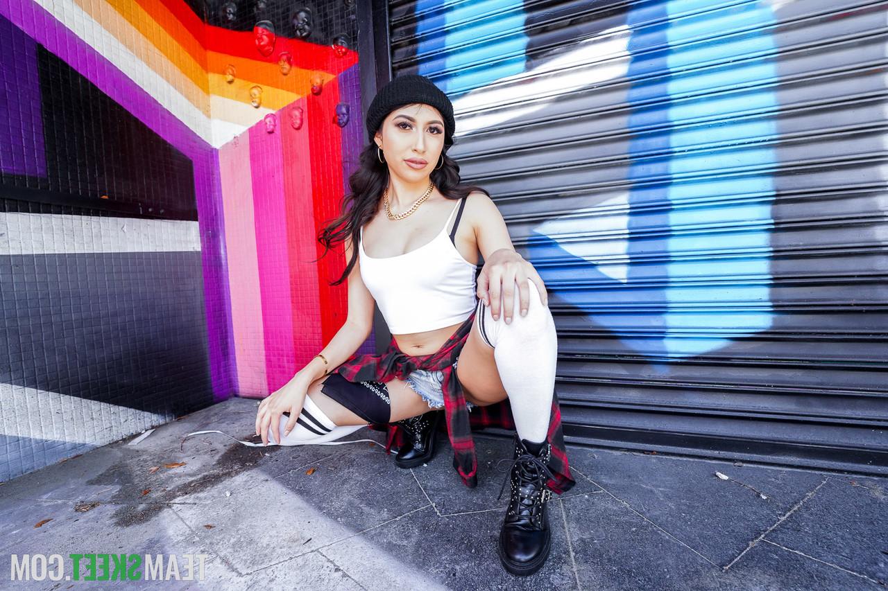 20P La adolescente estadounidense Penélope Woods chupa una erección gorda y la toma en acción POV
