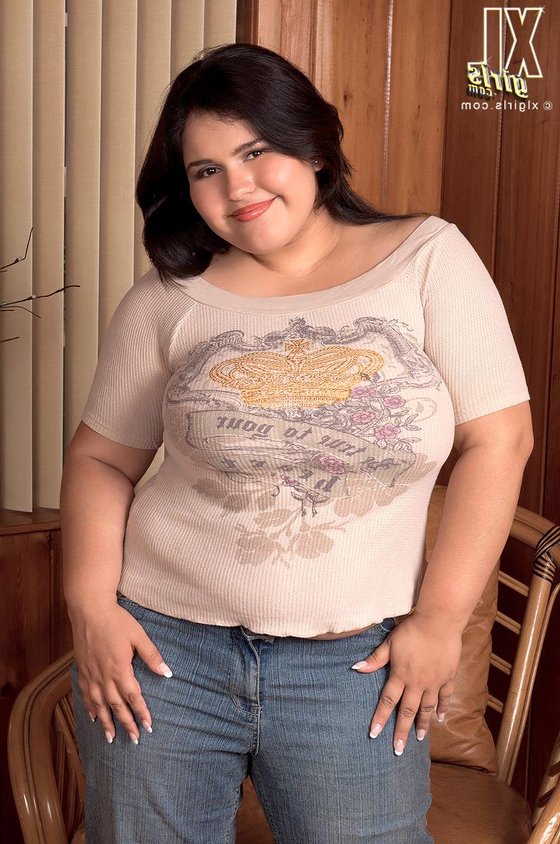 16P Chica morena gorda descubre sus grandes tetas antes de deslizar sus jeans sobre su enorme culo