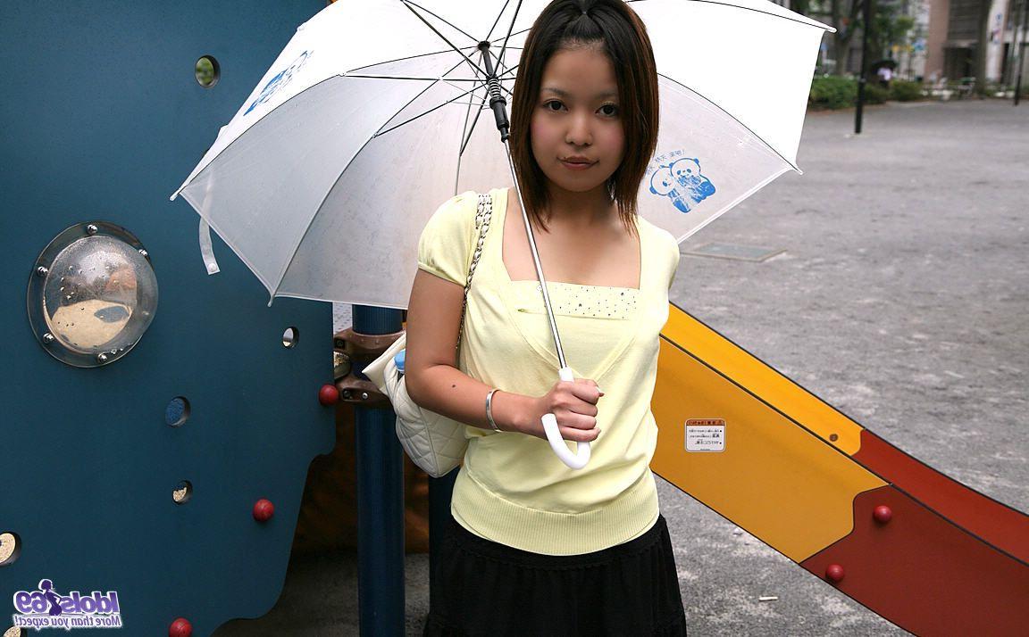 16P Une jolie fille japonaise se fait caresser les petits seins sur un lit d'hôtel