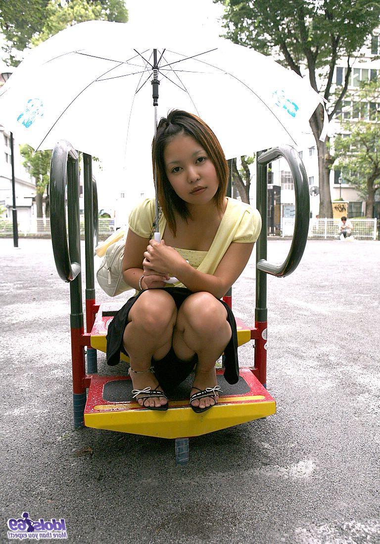 16P Une jolie fille japonaise se fait caresser les petits seins sur un lit d'hôtel