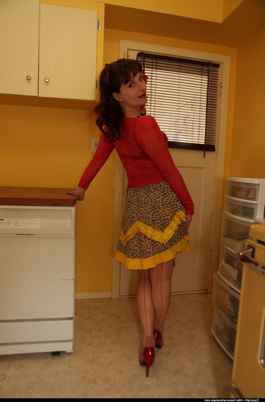 12P Die ältere Hausfrau Dirty Angie posiert in Retro-Dessous und Nylons in der Küche