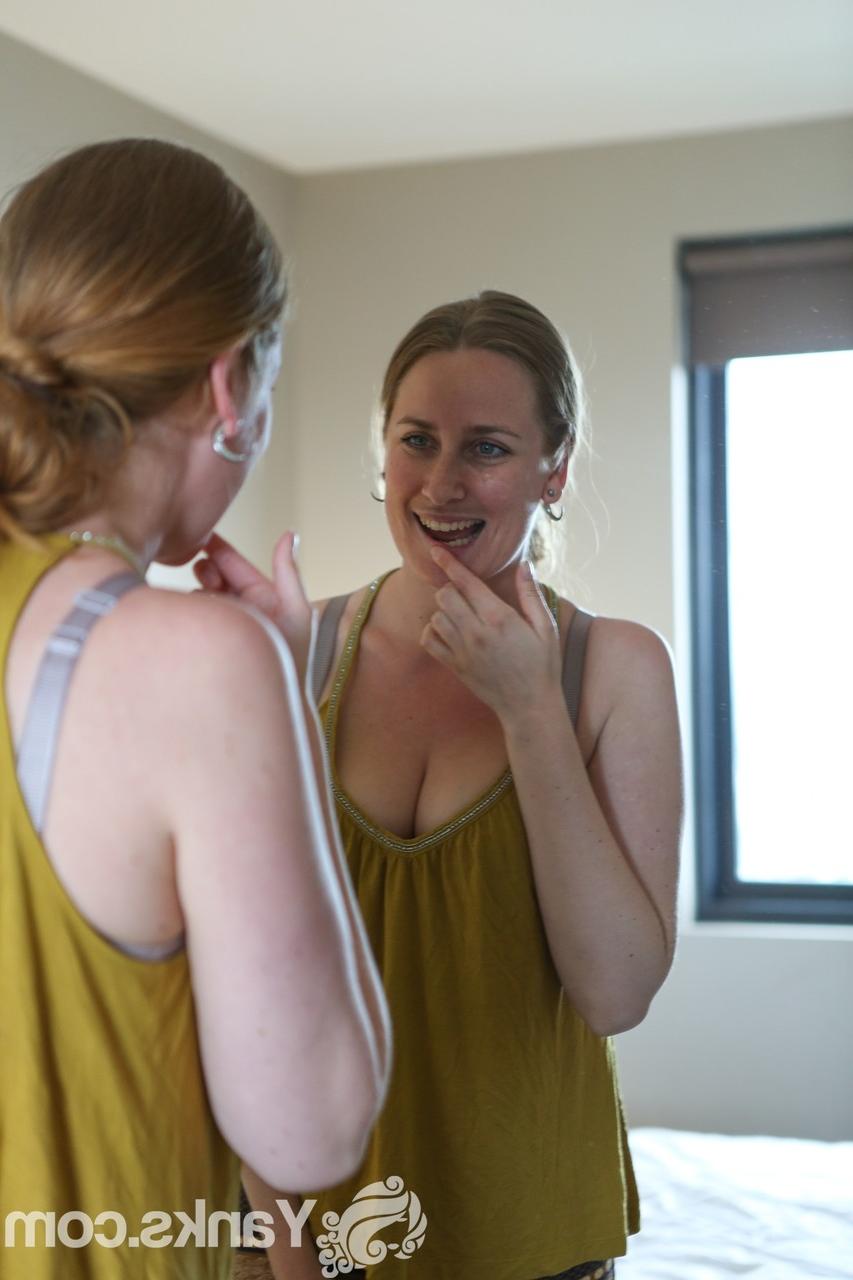16P La plantureuse Nichole montre ses gros seins et joue avec sa chatte poilue dans le miroir.
