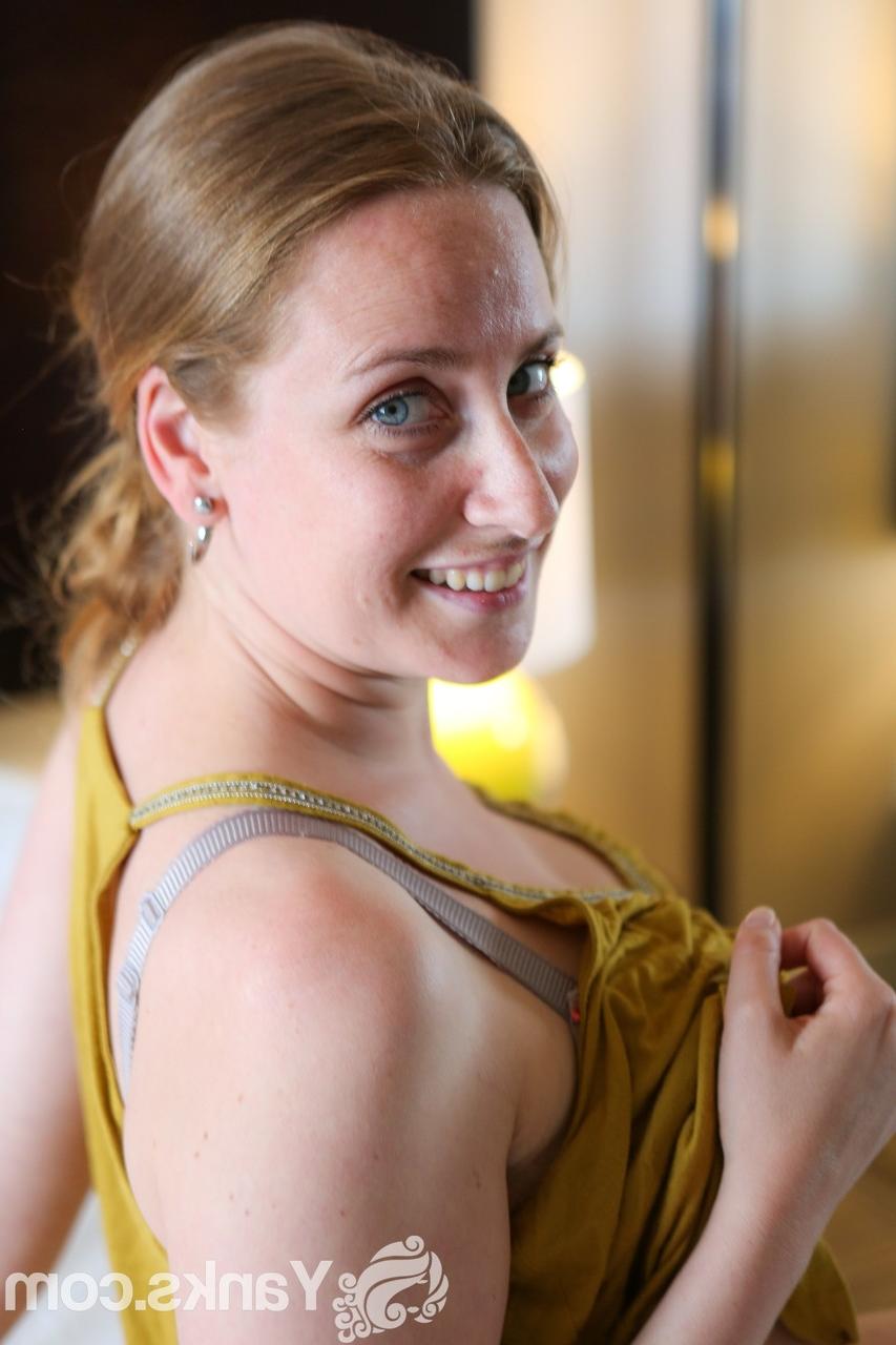16P La plantureuse Nichole montre ses gros seins et joue avec sa chatte poilue dans le miroir.
