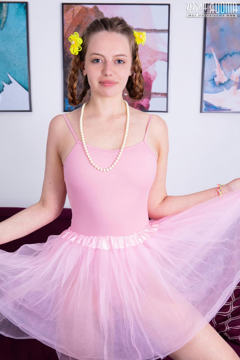 20P Die junge Ballerina Sissy legt ihren tollen Körper frei von Kleidung auf ein Sofa