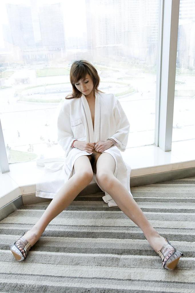 16P La petite jeune asiatique Lavinia Chan enlève sa robe pour poser nue sur le rebord d'une fenêtre.