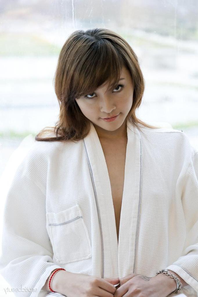 16P La petite jeune asiatique Lavinia Chan enlève sa robe pour poser nue sur le rebord d'une fenêtre.