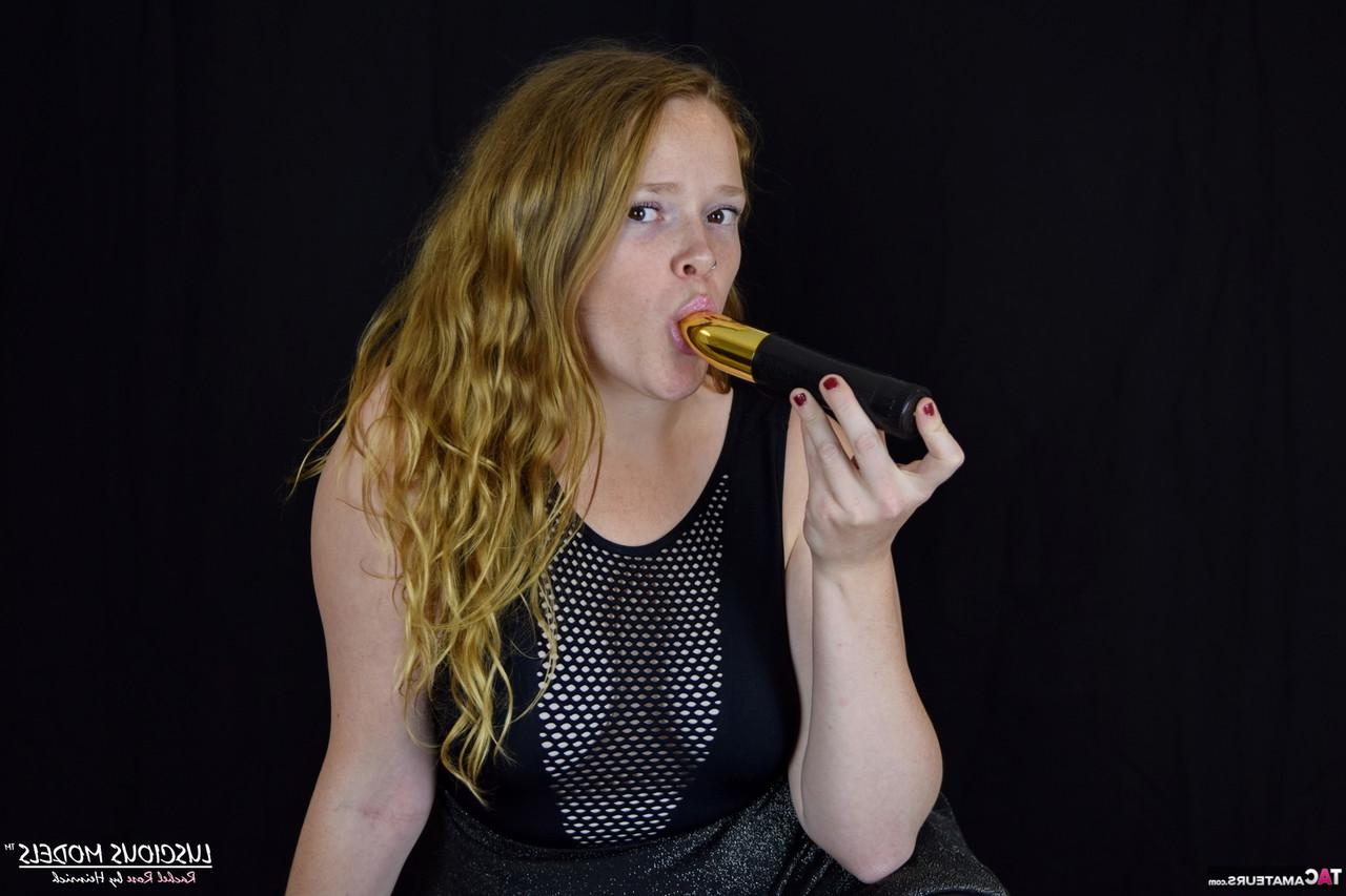 16P La chica con sobrepeso Rachel Rose se masturba con un juguete sexual completamente vestida