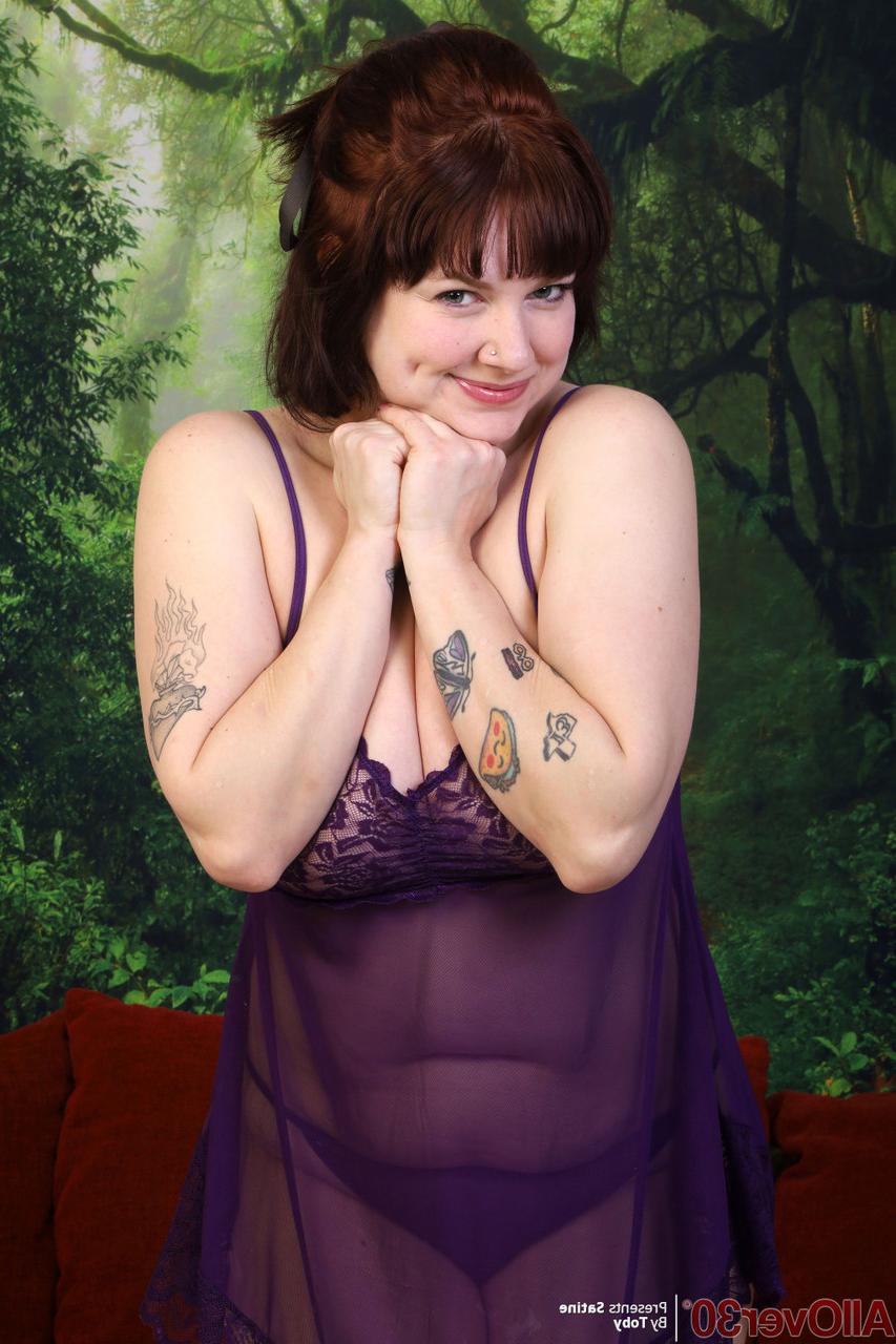 16P Mais de 30 Satine mais gordinha remove lingerie roxa antes de se masturbar