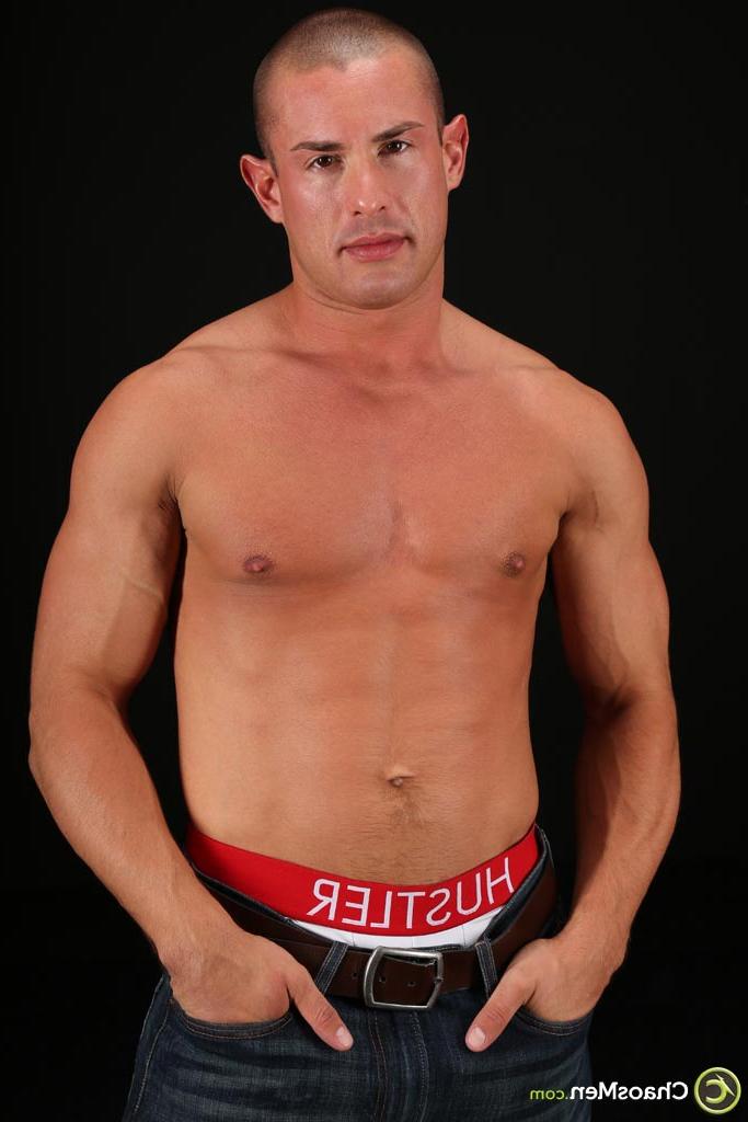 20P Shaved-headed gay hottie Mark Stevens reveals his sexy muscles, big dick & ass
