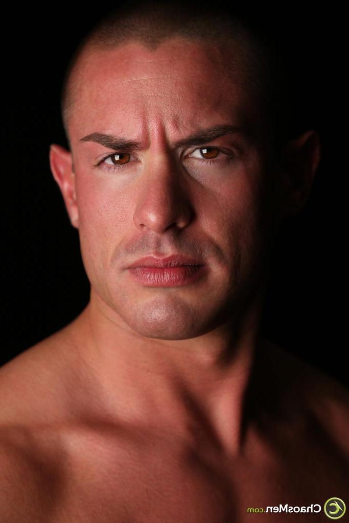 20P Shaved-headed gay hottie Mark Stevens reveals his sexy muscles, big dick & ass