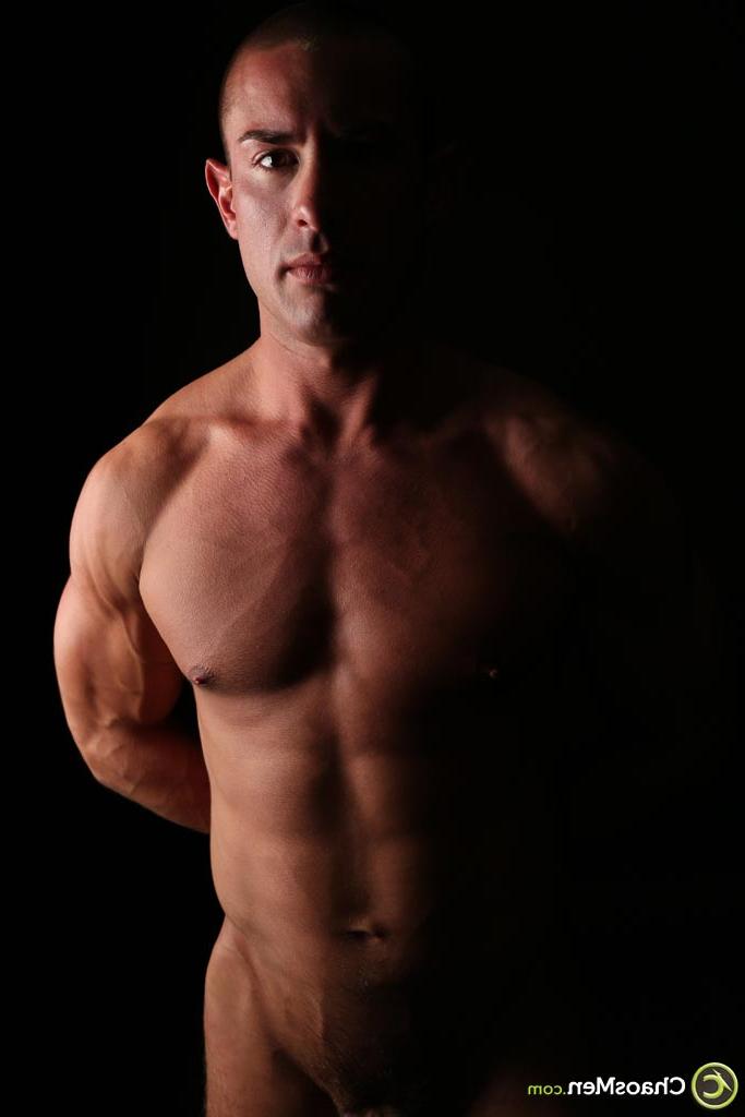 20P Shaved-headed gay hottie Mark Stevens reveals his sexy muscles, big dick & ass