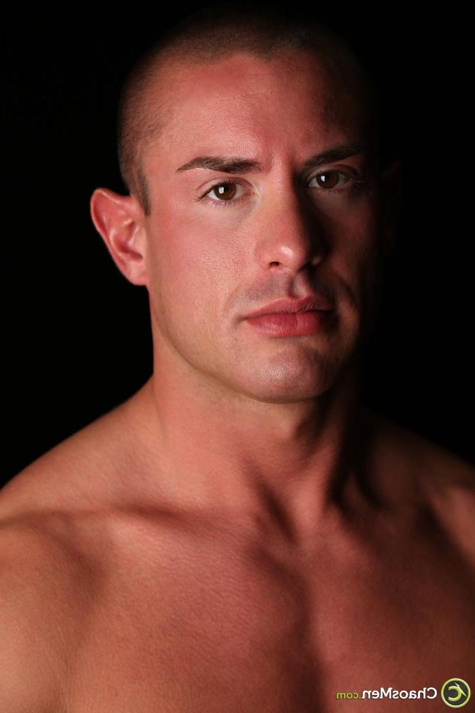 20P Shaved-headed gay hottie Mark Stevens reveals his sexy muscles, big dick & ass