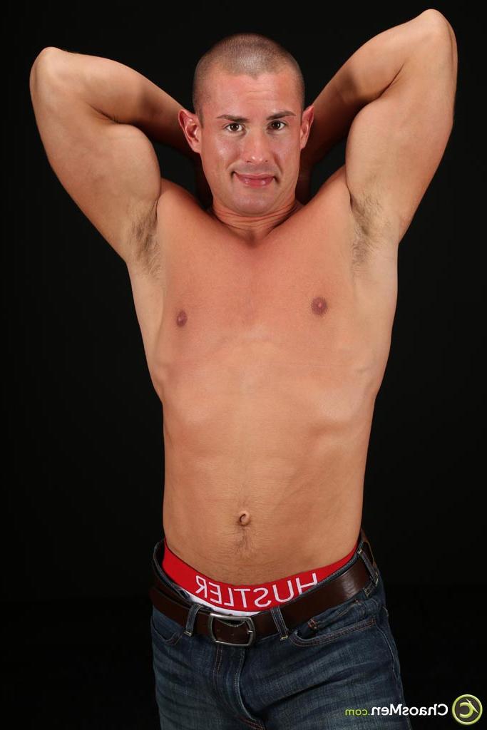 20P Shaved-headed gay hottie Mark Stevens reveals his sexy muscles, big dick & ass