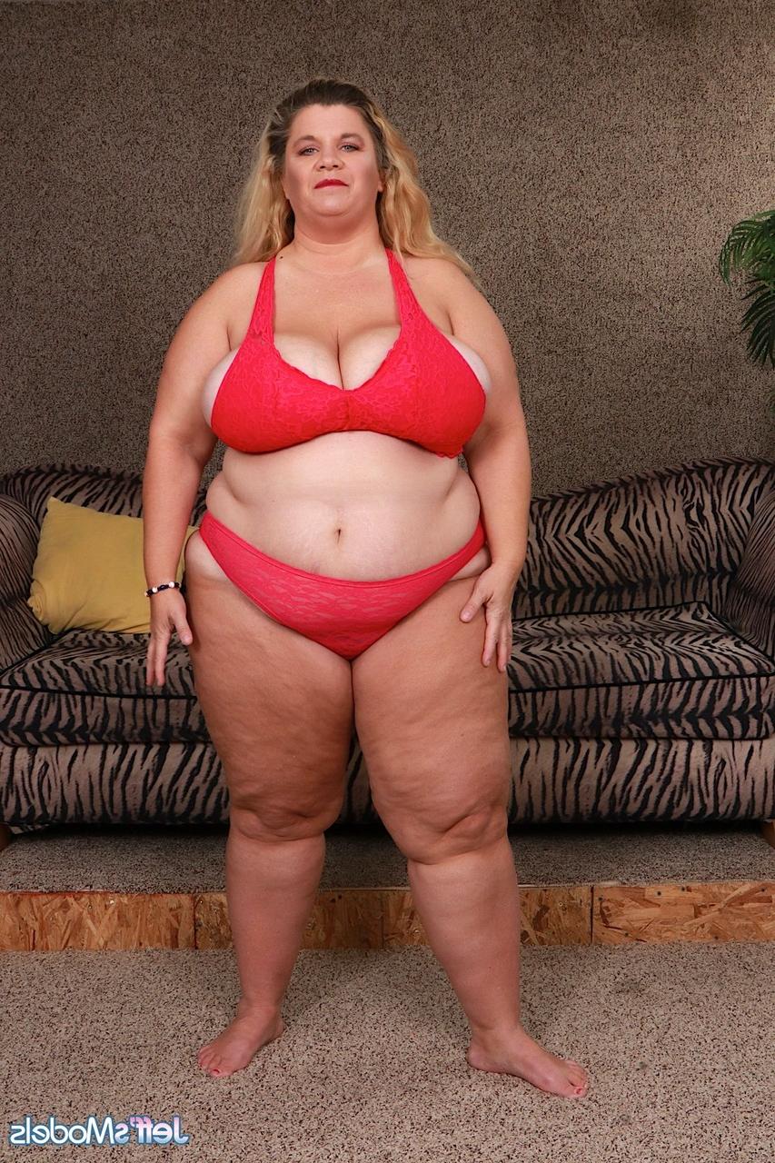 20P Die mollige Ehefrau Haley Jane bekommt nach Hardcore-Sex auf der Couch eine Gesichtsbehandlung