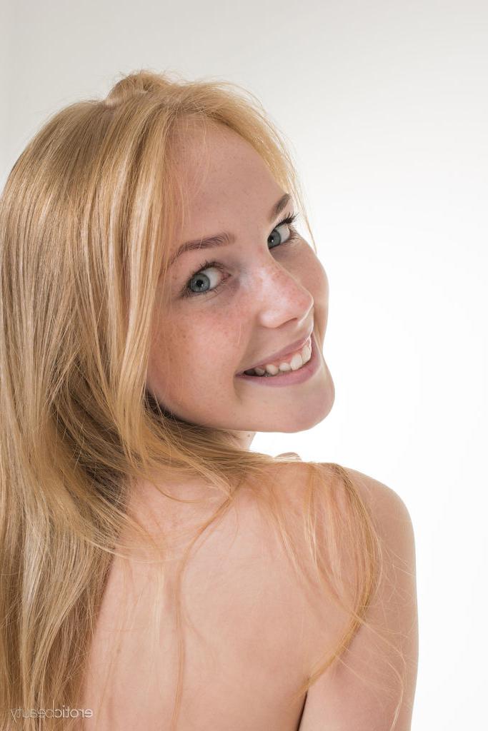 16P Der hübsche blonde Teenager Runa zieht ihren BH und Tanga aus, um nackt in High Heels zu sein