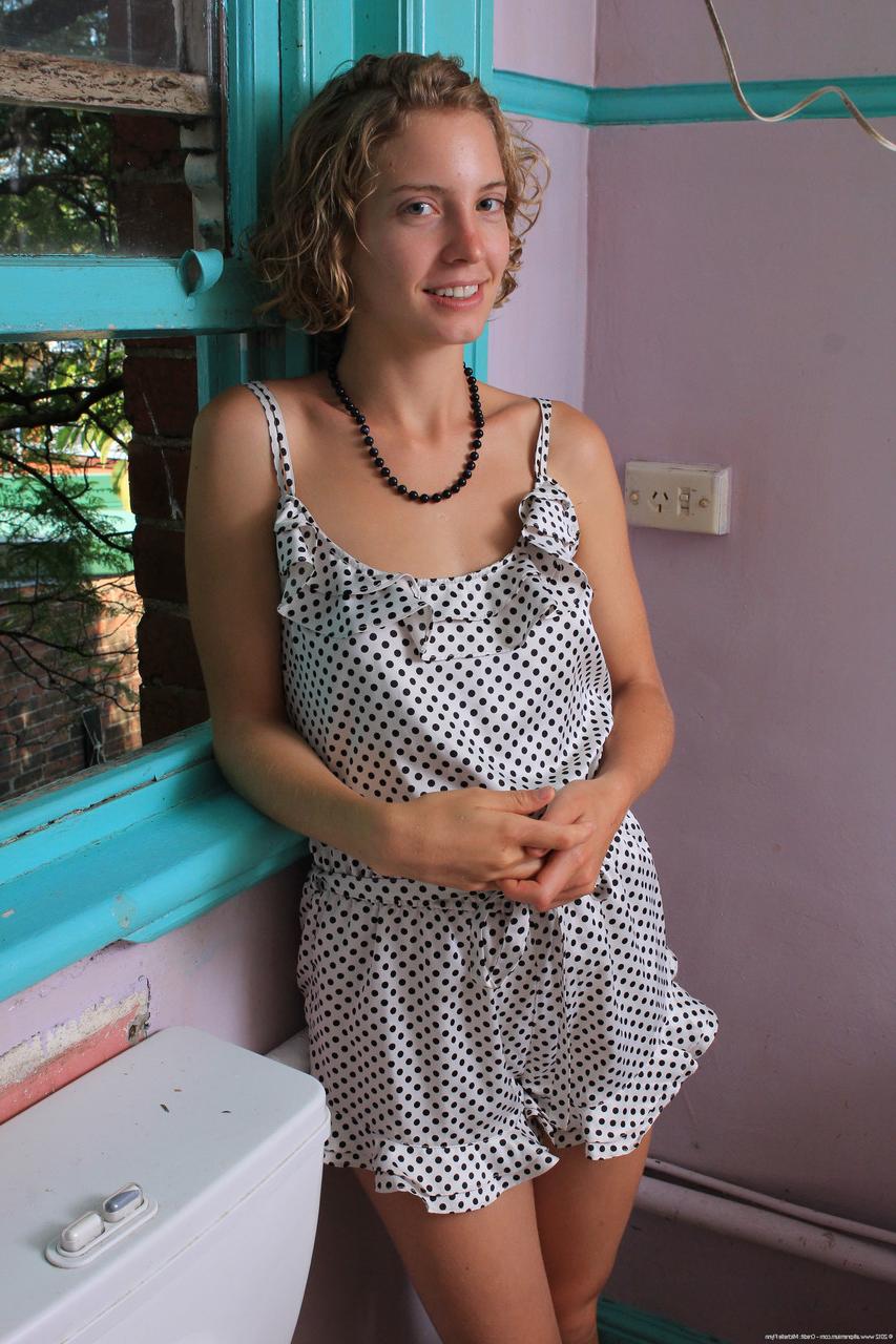 20P Kara Dasha, une fille aux cheveux bouclés, lèche ses seins et écarte sa chatte.