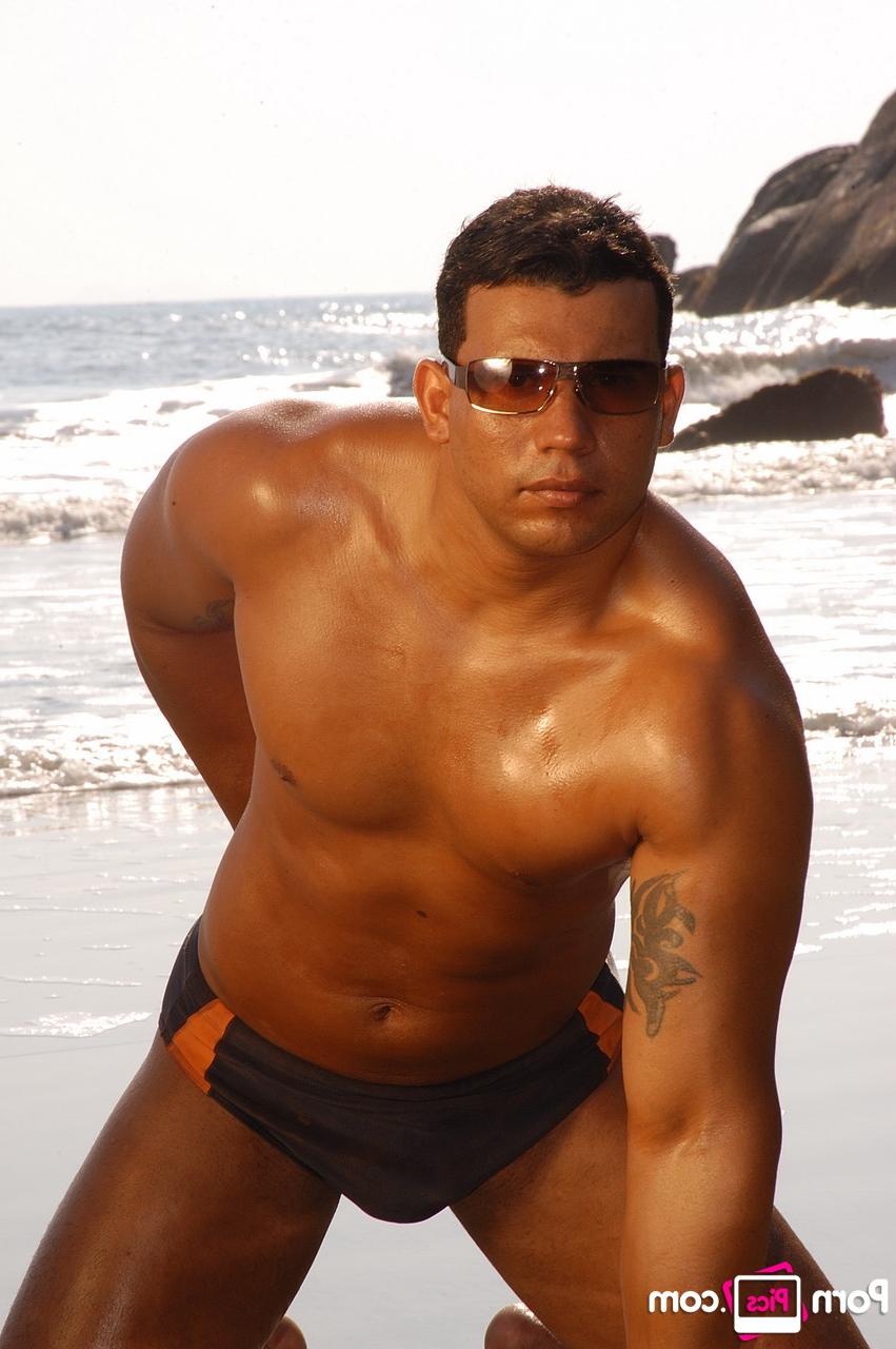 20P Der schwule Latino Alexandre Senna zeigt seinen sexy gebräunten Körper und Schwanz am Strand