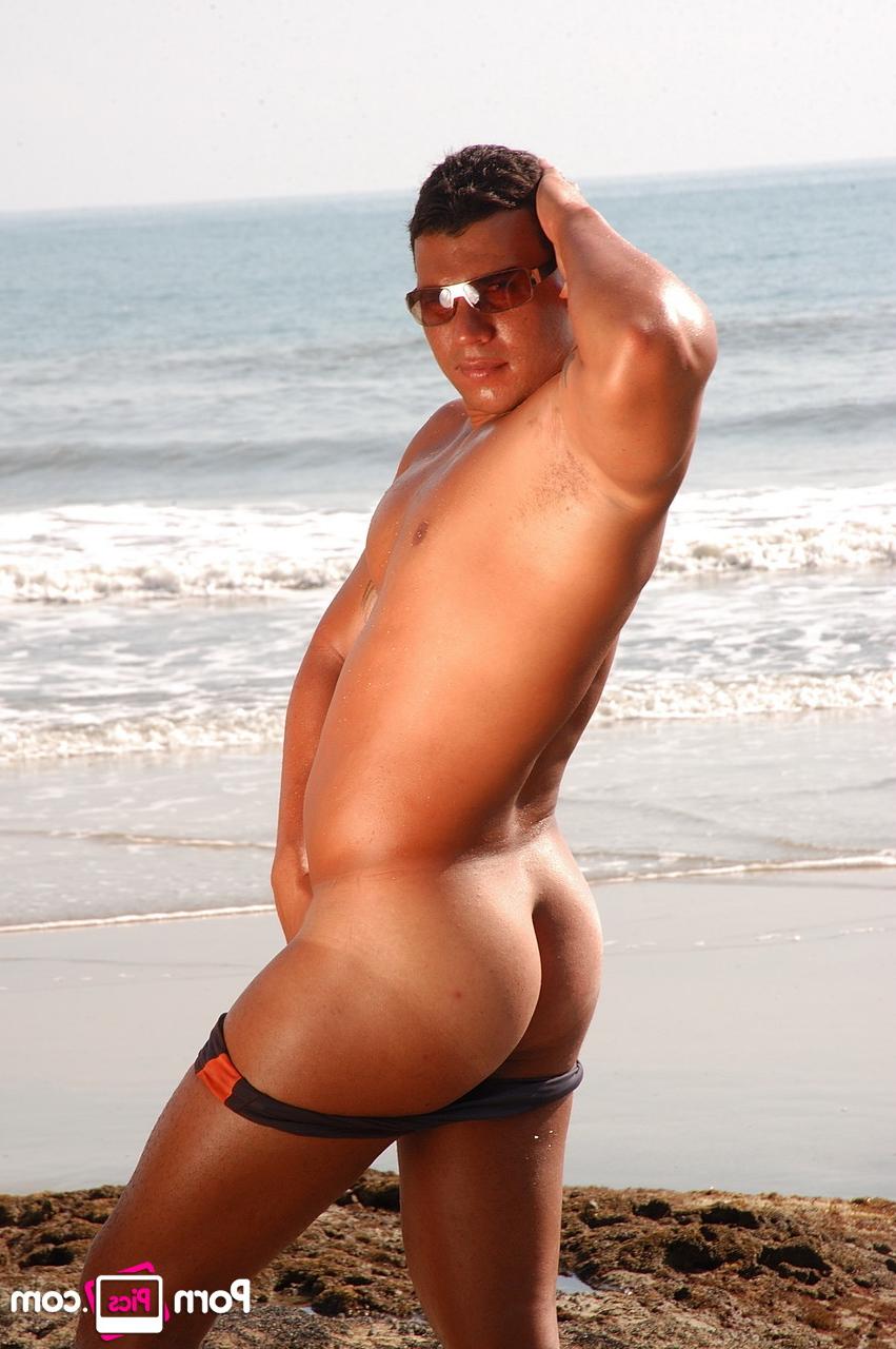 20P Der schwule Latino Alexandre Senna zeigt seinen sexy gebräunten Körper und Schwanz am Strand