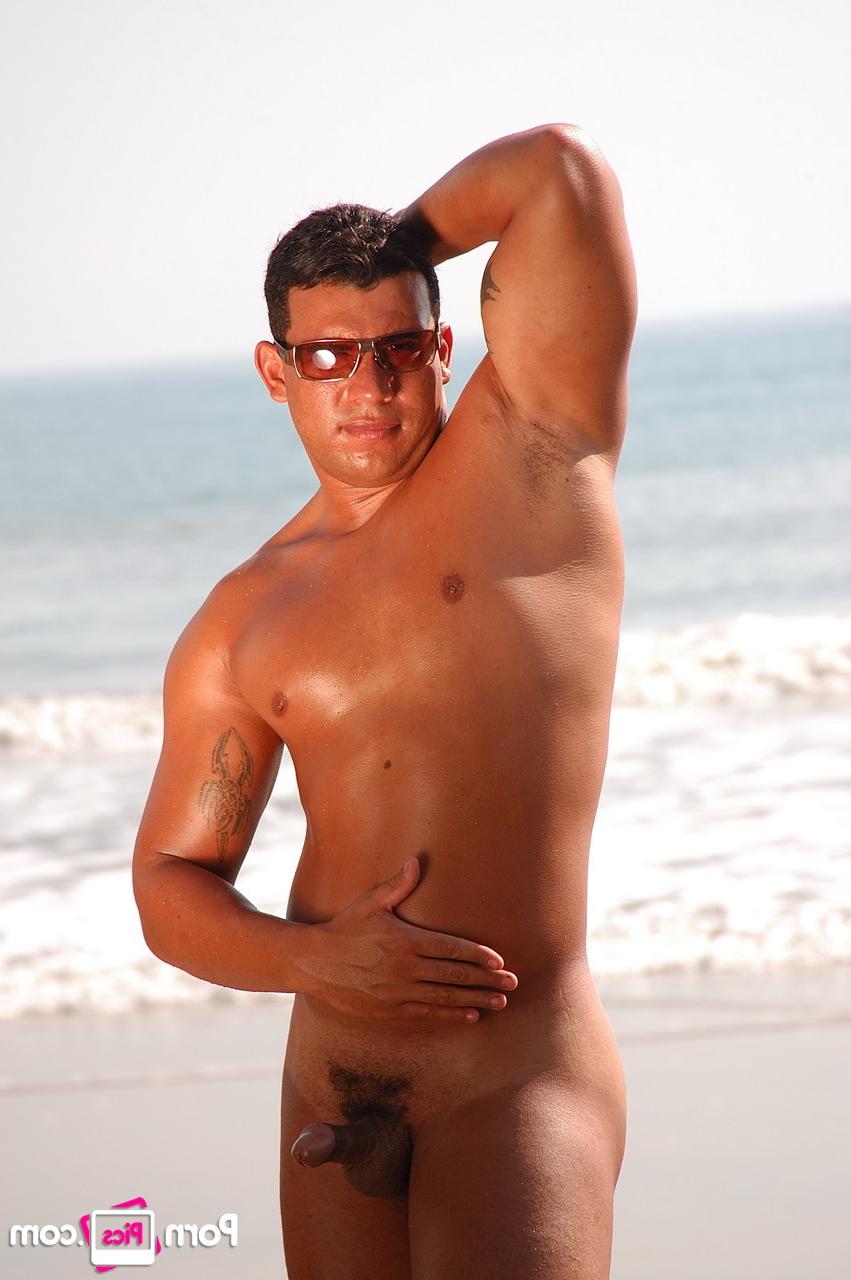 20P Der schwule Latino Alexandre Senna zeigt seinen sexy gebräunten Körper und Schwanz am Strand