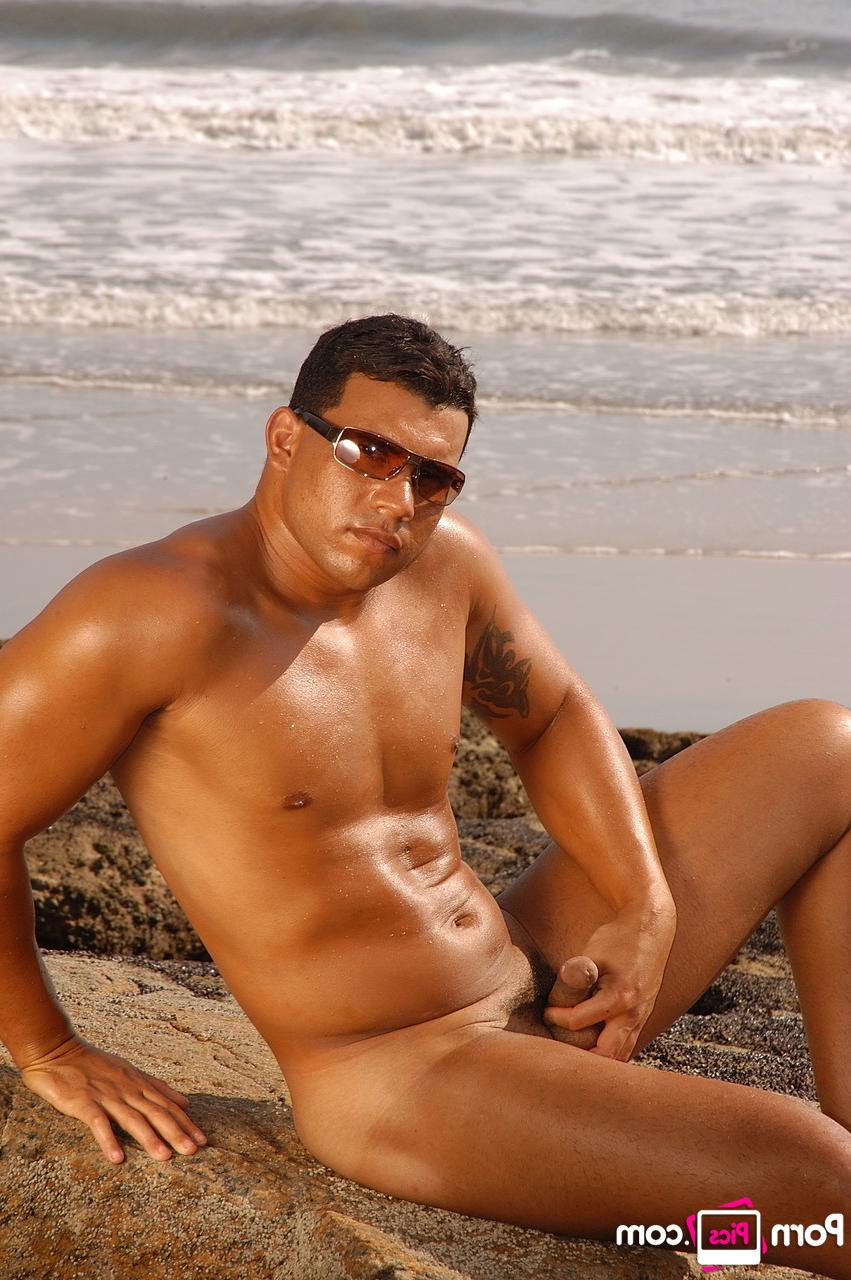 20P Der schwule Latino Alexandre Senna zeigt seinen sexy gebräunten Körper und Schwanz am Strand