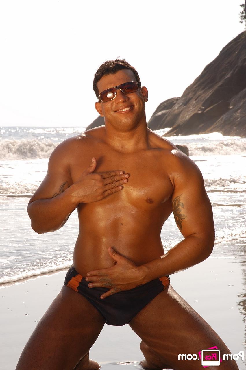 20P Der schwule Latino Alexandre Senna zeigt seinen sexy gebräunten Körper und Schwanz am Strand