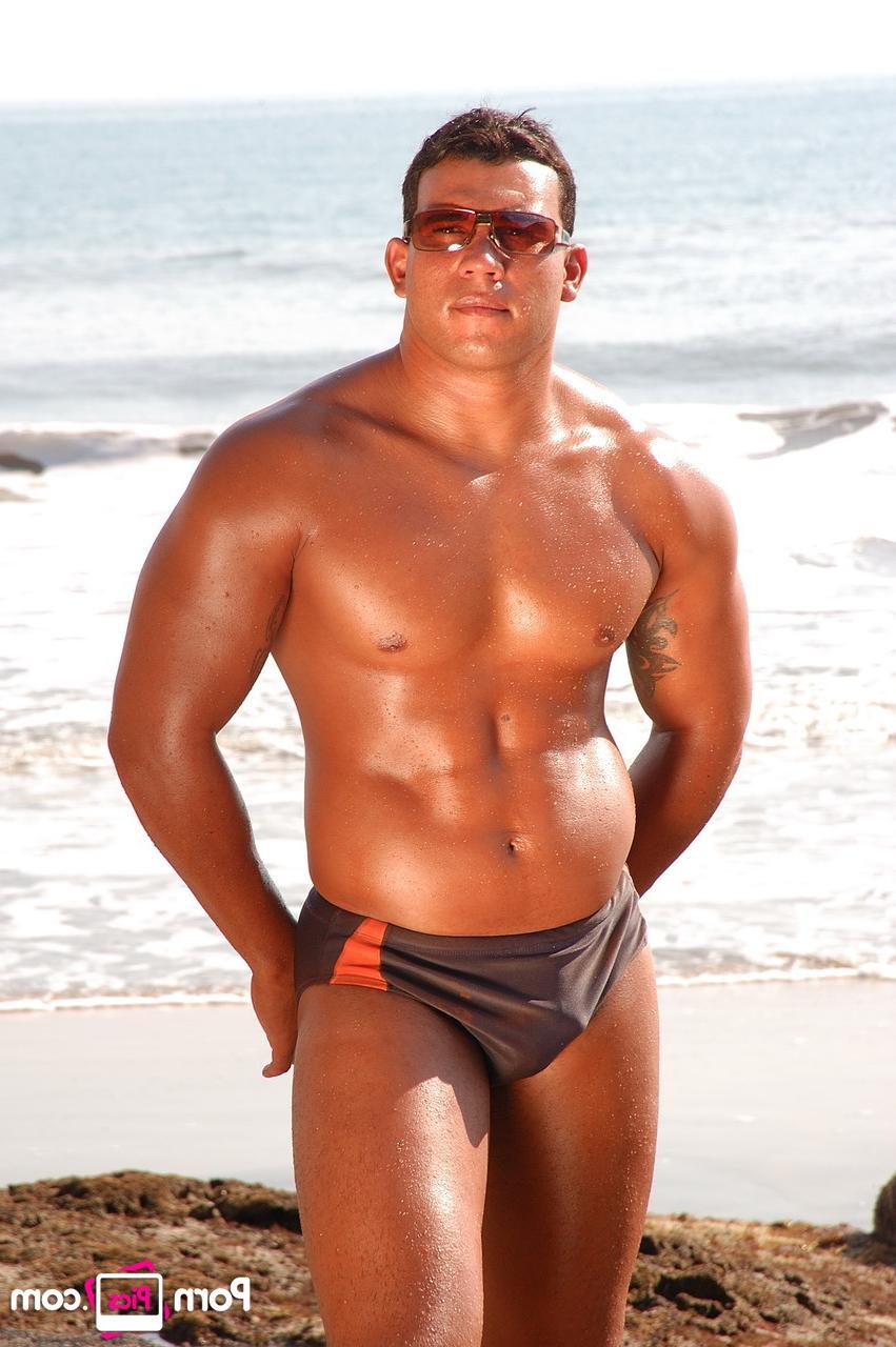 20P Der schwule Latino Alexandre Senna zeigt seinen sexy gebräunten Körper und Schwanz am Strand