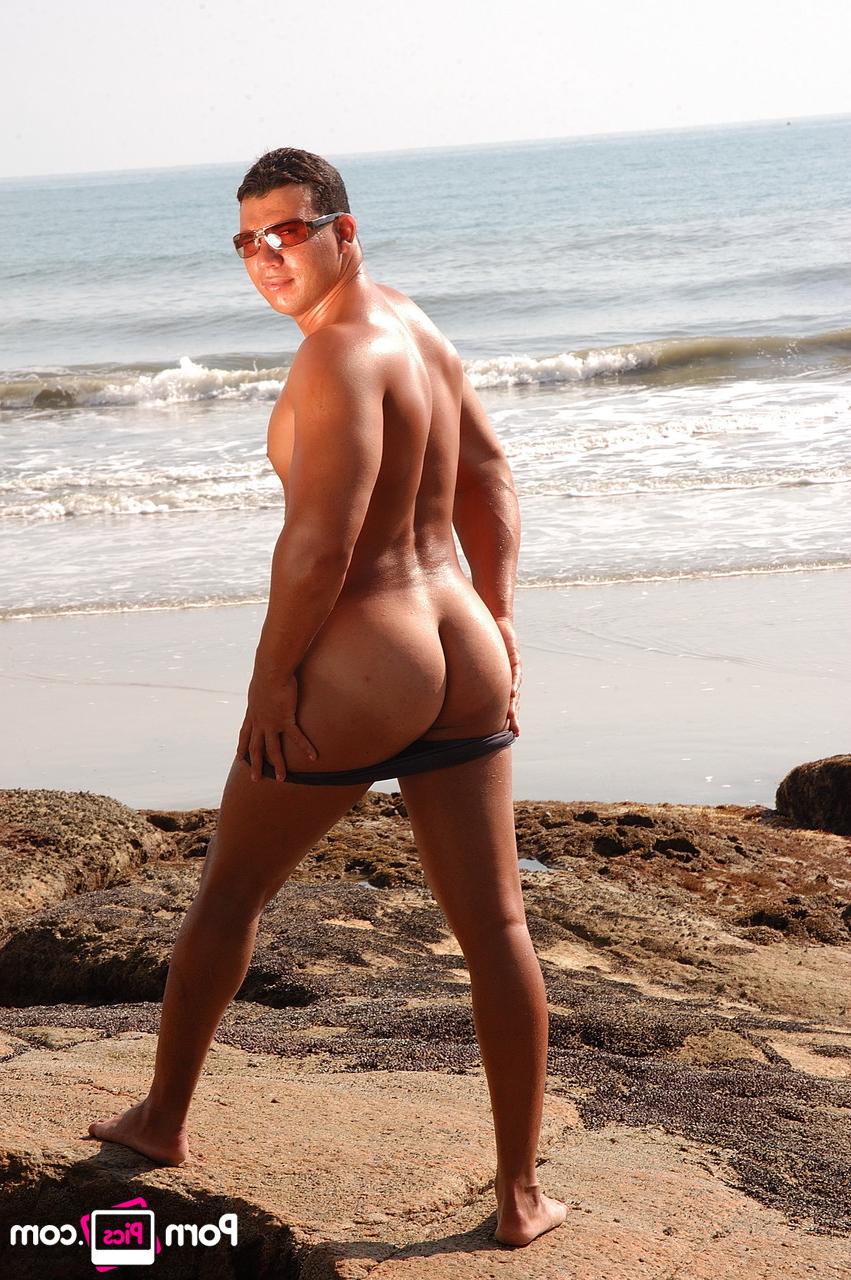 20P Der schwule Latino Alexandre Senna zeigt seinen sexy gebräunten Körper und Schwanz am Strand