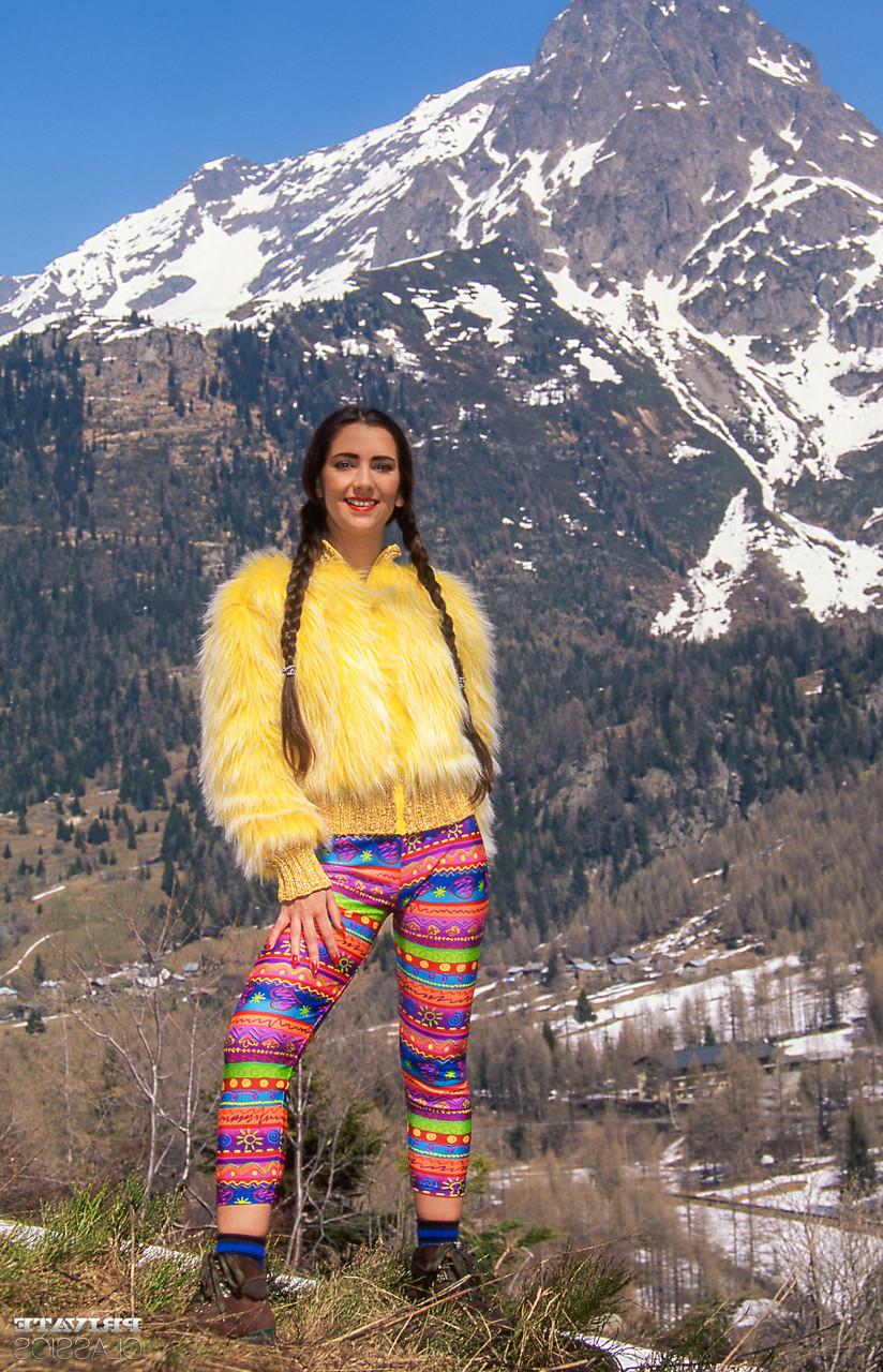 12P A morena Melory faz uma dupla penetração durante uma caminhada nos Alpes