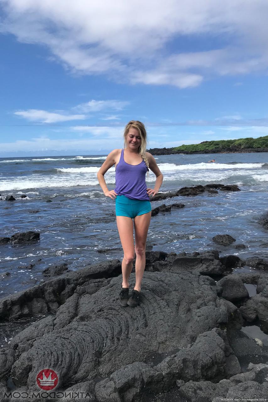 20P Die süße blonde Teenagerin Chloe Foster posiert nackt in einem Solo am Strand