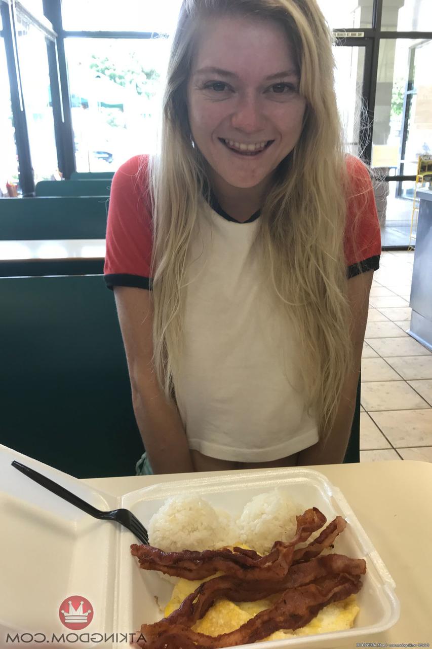 20P Die süße blonde Teenagerin Chloe Foster posiert nackt in einem Solo am Strand