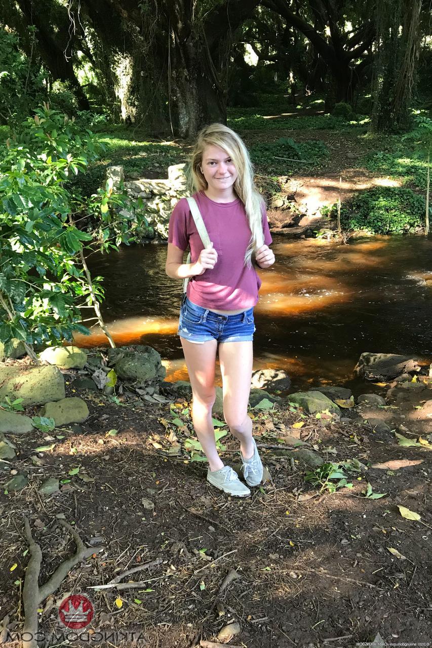 20P Die süße blonde Teenagerin Chloe Foster posiert nackt in einem Solo am Strand