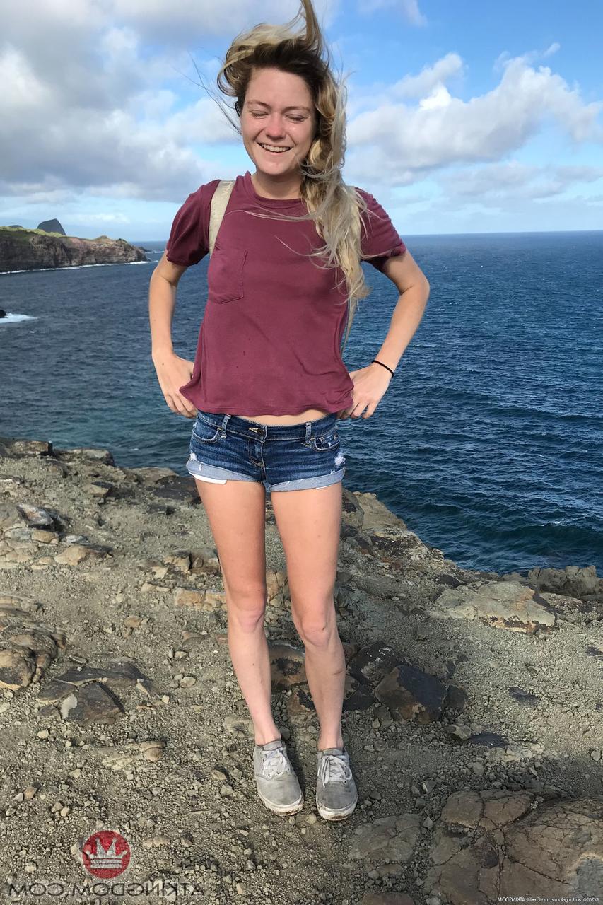 20P Die süße blonde Teenagerin Chloe Foster posiert nackt in einem Solo am Strand