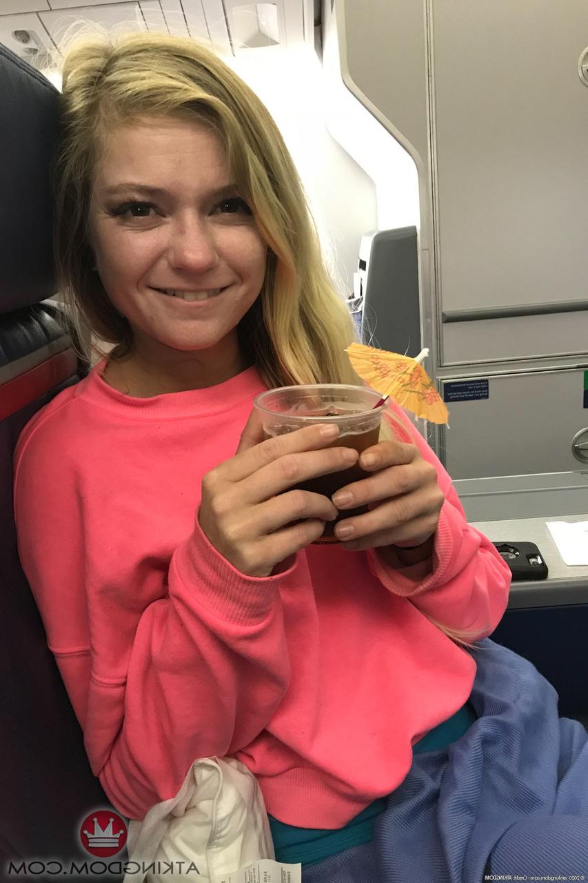 20P Die süße blonde Teenagerin Chloe Foster posiert nackt in einem Solo am Strand