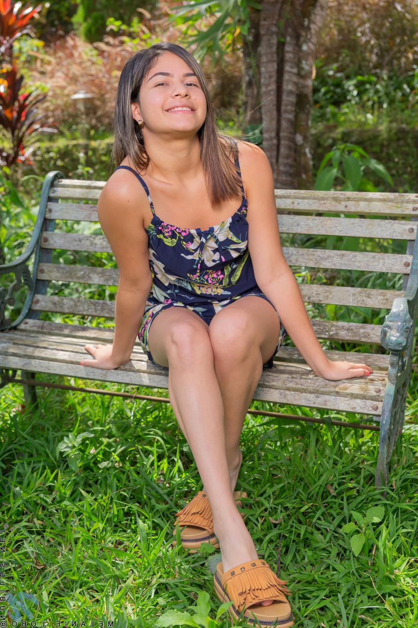 20P La seductora Melanie Lobo abre su delicioso coño después de un striptease caliente