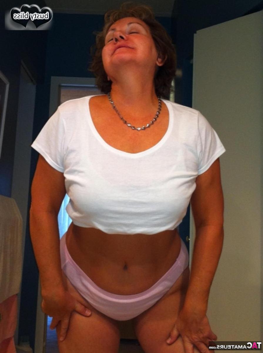 16P La madura Busty Bliss se desnuda mientras se ducha antes de lamer una polla