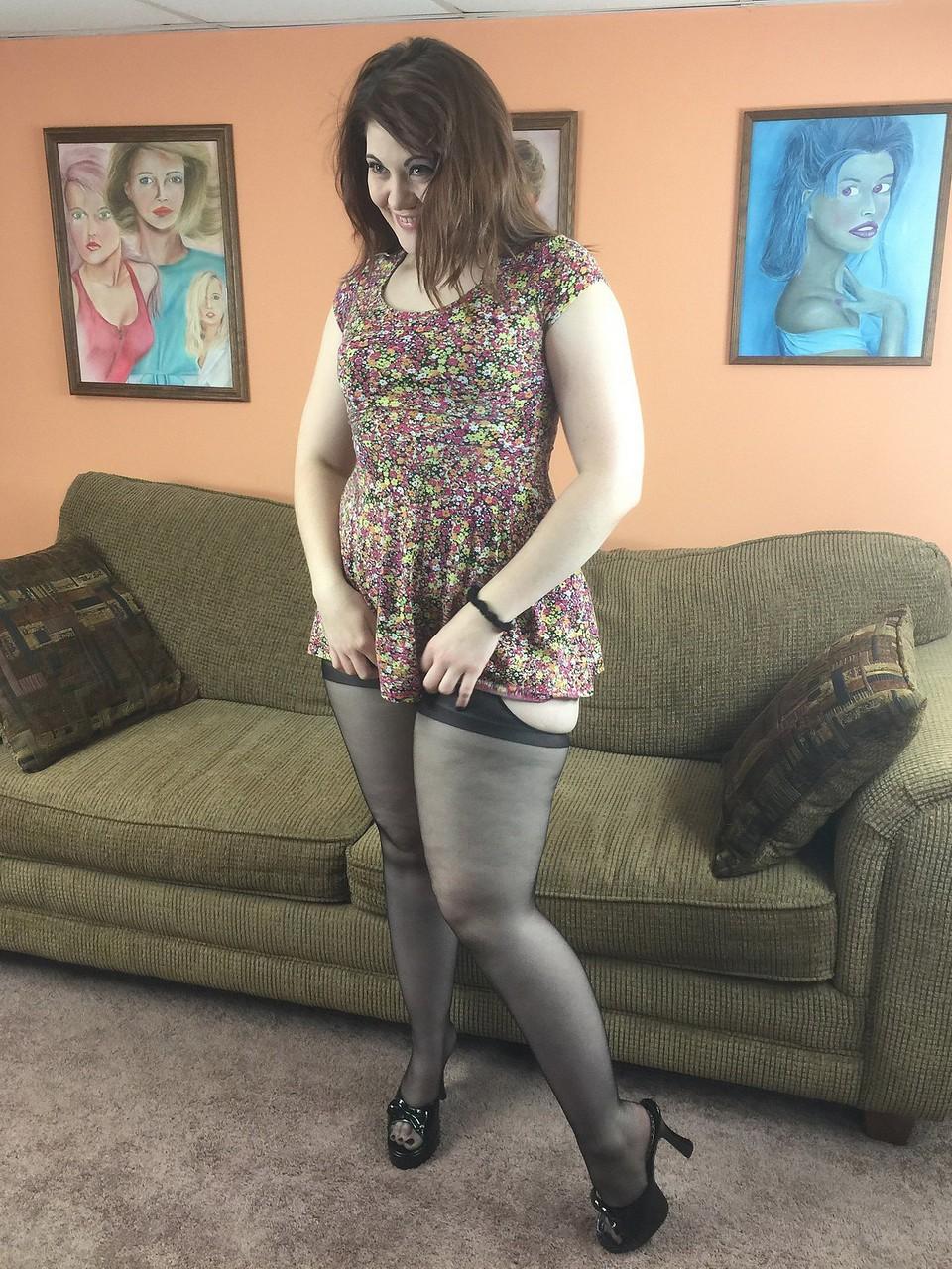 20P Chubby MILF Naomi St Claire strips before showing her big ass & masturbating