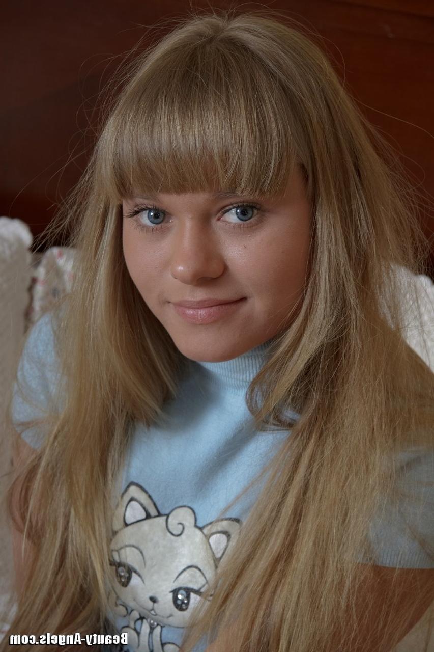 20P A adolescente atraente Willa sopra um pau grande até a ejaculação depois de sexo hardcore