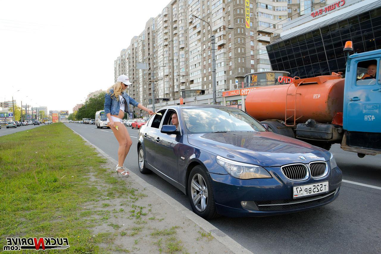 20P Sexy Blondine trampt in einem Meridian, bevor sie Sex in der Nähe eines Wasserturms hat