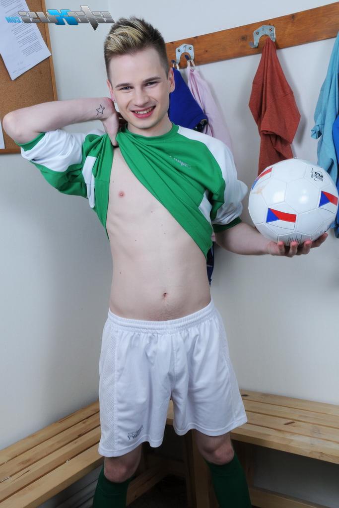 20P Quatro jovens excitados do futebol se despem e transam no vestiário depois do treino