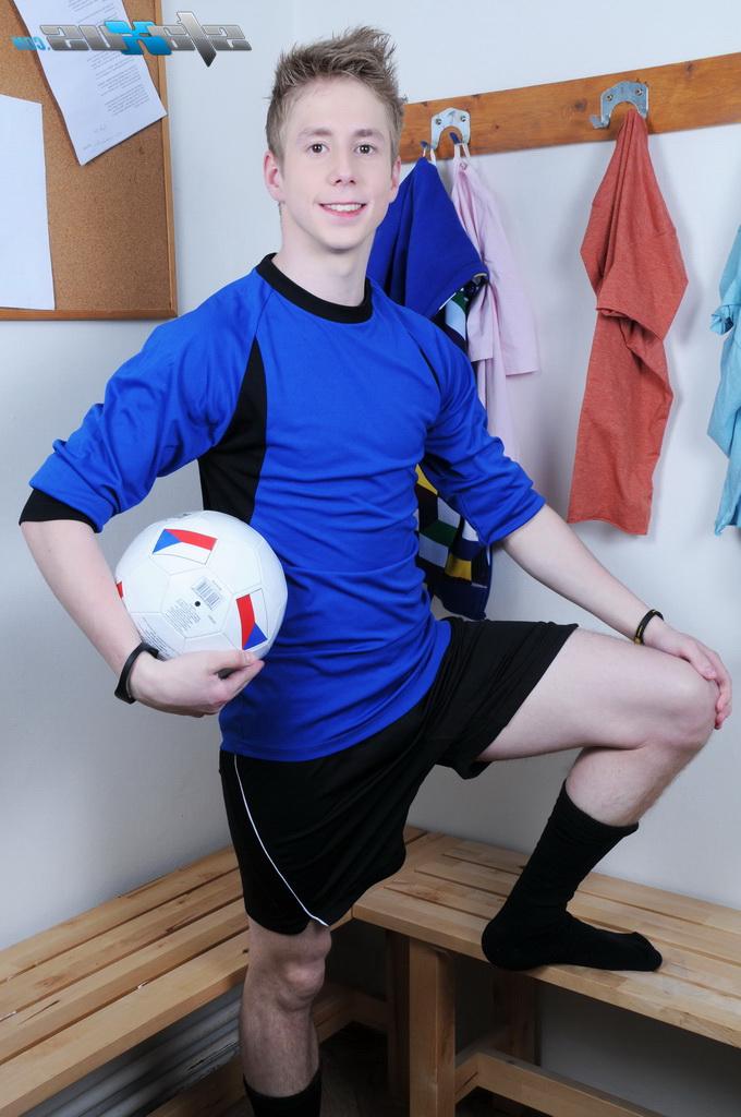 20P Quatro jovens excitados do futebol se despem e transam no vestiário depois do treino