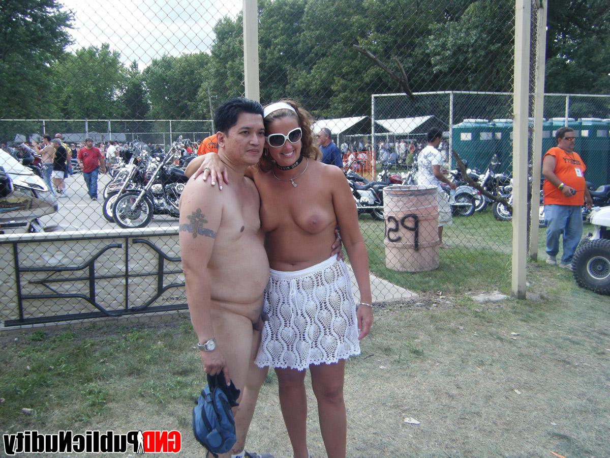 12P Des femmes amateurs vont nues et à moitié nues lors d'une soirée sans vêtements.