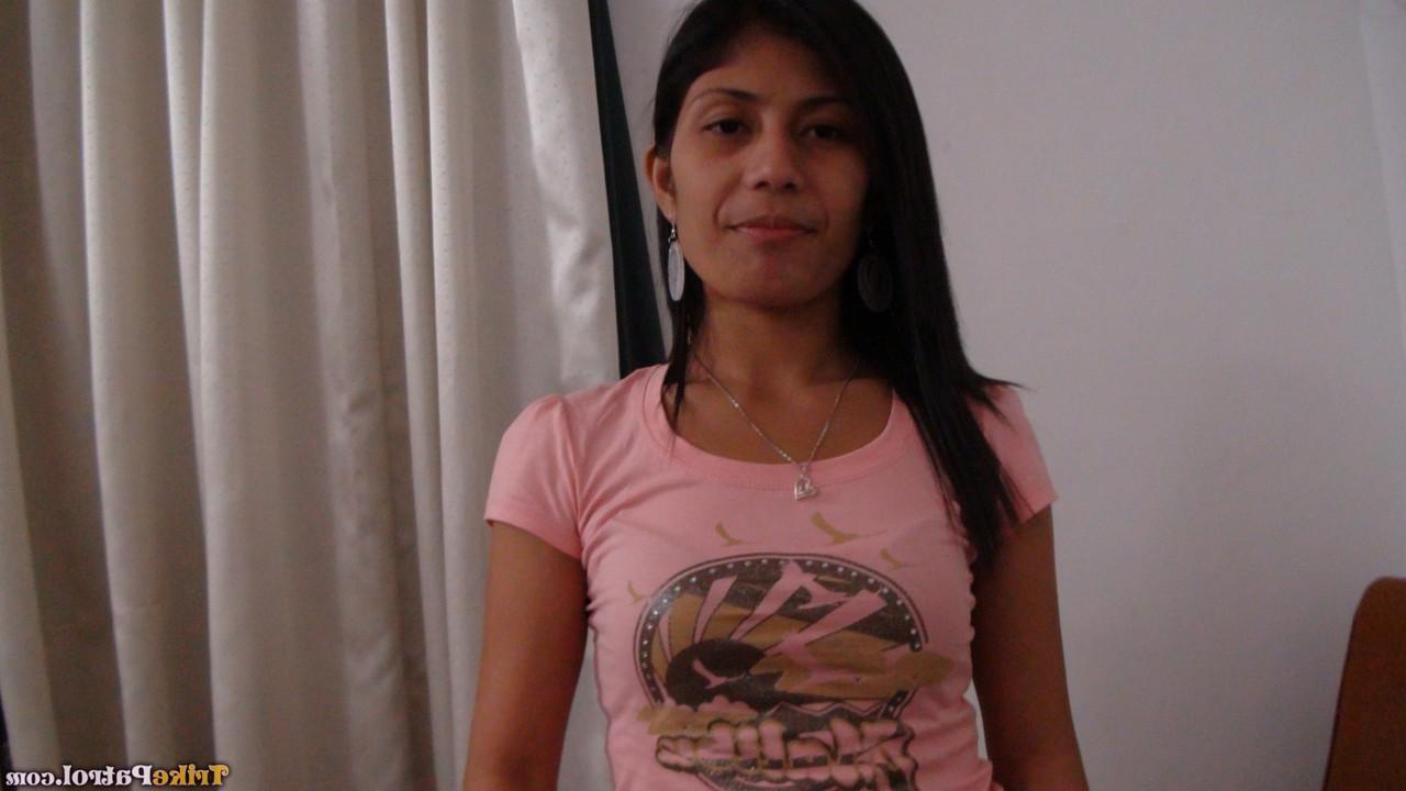 20P La filipina amateur Ashley Isidro recibe un golpe en su delicioso coño y un creampie