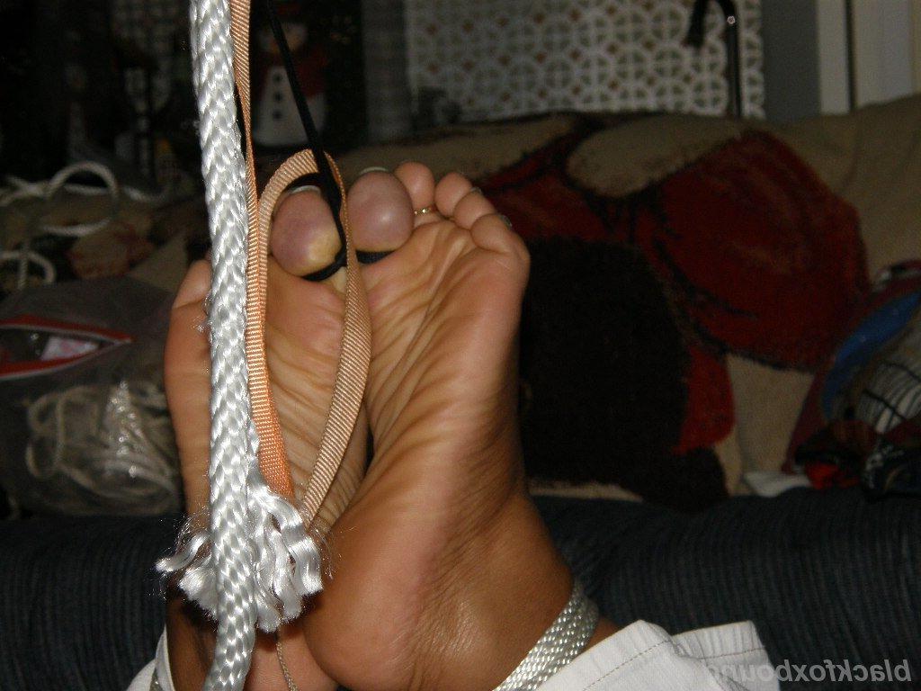 16P Übergewichtige schwarze Frau wird mit Weihnachtsmütze gefesselt und mit einem Ball geknebelt