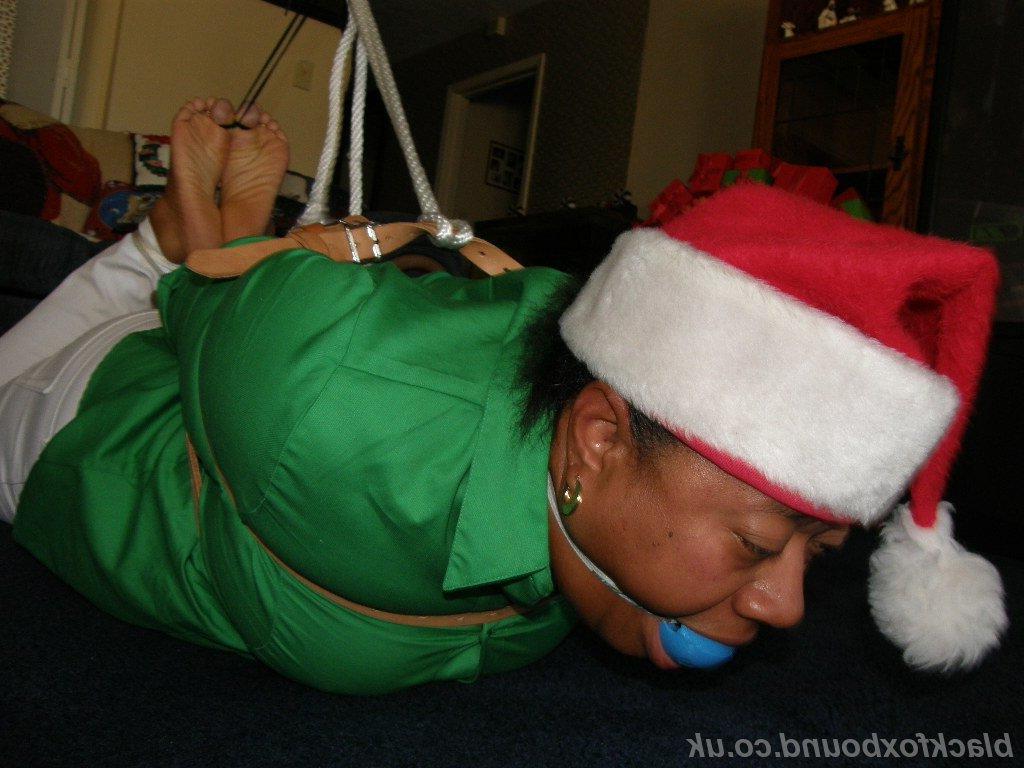 16P Übergewichtige schwarze Frau wird mit Weihnachtsmütze gefesselt und mit einem Ball geknebelt
