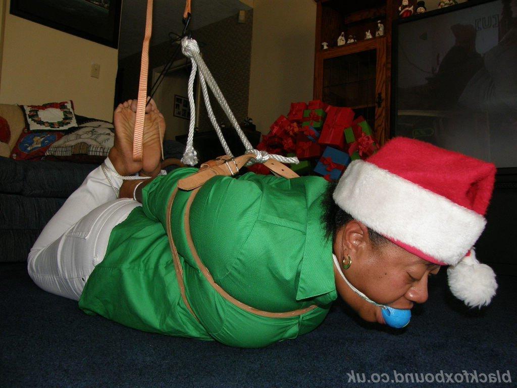 16P Übergewichtige schwarze Frau wird mit Weihnachtsmütze gefesselt und mit einem Ball geknebelt