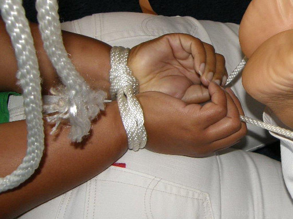16P Übergewichtige schwarze Frau wird mit Weihnachtsmütze gefesselt und mit einem Ball geknebelt