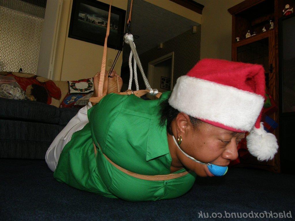 16P Übergewichtige schwarze Frau wird mit Weihnachtsmütze gefesselt und mit einem Ball geknebelt