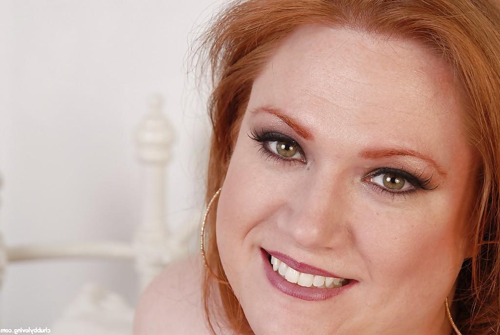 16P La grosse Julie montre ses gros seins géants et sa jolie chatte non rasée.