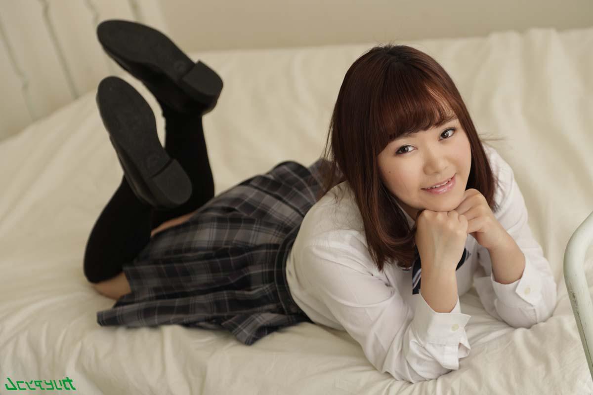 20P L'écolière japonaise Yui Nanami montre son corps avant de se faire baiser profondément.
