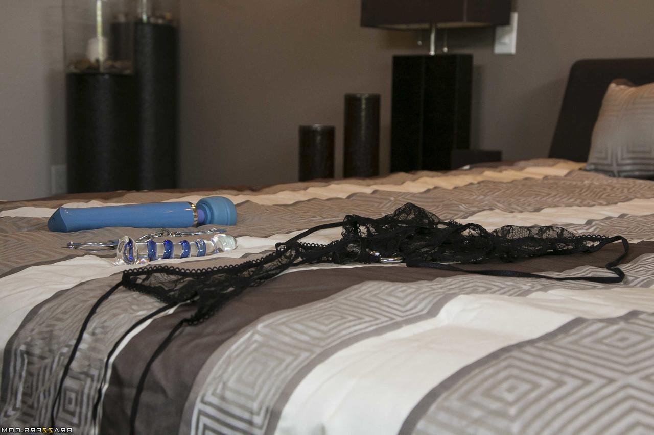 20P La blonde espagnole Bridgette B se masturbe avec un jouet et se fait bercer le cul sur le lit.